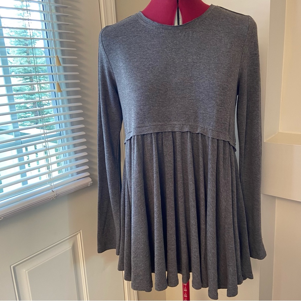 Easel Los Angeles women grey babydoll long sleeves tunic top. Size S. Used.